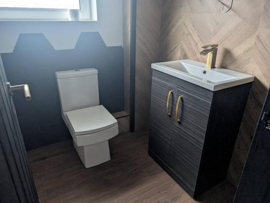Modern 3Br Home - Private Parking - Tv In Every Bedroom سوانسي المظهر الخارجي الصورة